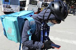 Rider sfruttati, paghe da fame e caporalato digitale: anche Deliveroo finsice nel mirino della Procura