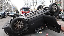 Schianto in tangenziale Sud: auto ribaltata, due feriti e traffico in tilt