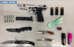 Spray al peperoncino e coltelli contro due studenti: arrestati due giovani per la rapina sul Po