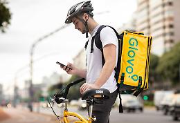 Rider pagati sotto la soglia di povert&agrave;, ora le aziende corrono ai ripari