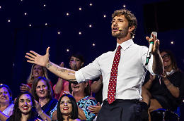 Sanremo cambia spartito: Carlo Conti passa il testimone a De Martino in diretta