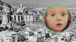 Parte per la Georgia e torna con una neonata. Dice di essere il padre ma il DNA lo smentisce: si va verso il processo a Ivrea