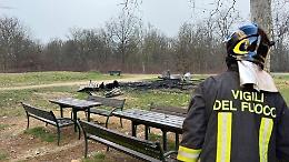 Incendio doloso al Boschetto di Nichelino: distrutta una casetta dei rifiuti