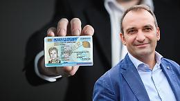 A Torino scatta il maxi piano per dire addio alla carta d&rsquo;identit&agrave; cartacea: 90mila cittadini da convocare