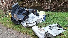 Cimitero di auto nel bosco di Borgo Sopetto: carcasse rubate e smontate tra gli alberi