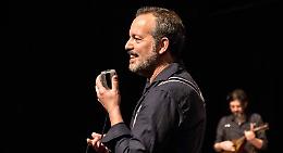 "Nel blu": Tra le braccia tanta felicit&agrave; con Mario Perrotta