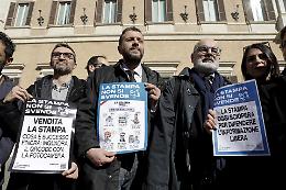 Elkann molla La Stampa. O meglio: "ha mandato tutti a fanculo"!