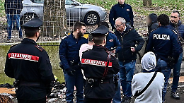 Sgombero nel parco Sempione in Barriera di Milano: 36 persone identificate a Torino