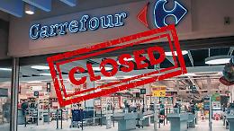 Il supermercato chiude in una settimana e lascia dodici lavoratori senza futuro: sciopero davanti al Carrefour