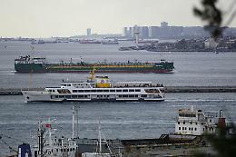 Lo Stretto di Hormuz si &egrave; fermato: petrolio e gas bloccati dal rischio guerra