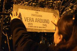 Fermate per ore al freddo a Torino: denunciate le attiviste che avevano scritto i nomi delle partigiane (VIDEO)