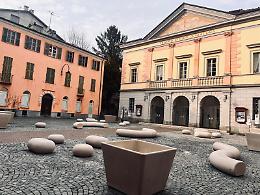 Ivrea, nuove sedute in piazza del Teatro: arrivano i &ldquo;ciottoli&rdquo; davanti al Giacosa