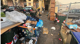 Porta Palazzo, sgombero e pulizia nel complesso Atc di piazza della Repubblica