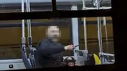 Terrore sul bus a Napoli: accoltella e sequestra un&rsquo;avvocata, la folla tenta il linciaggio