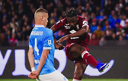 Napoli piega il Torino al Maradona e mette pressione al Milan