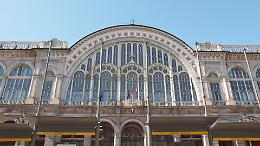 Sesso nei bagni di Porta Nuova. Una dodicenne accusa. Due studenti rischiano il processo