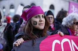 Corteo di Non una di meno nel centro di Torino: &ldquo;Se le nostre vite non valgono, noi scioperiamo&rdquo;