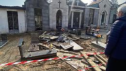 Forno Canavese, polemica sul cimitero: tombe smontate e detriti tra i vialetti durante i lavori