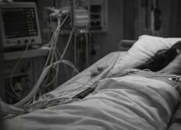 Si presenta tre volte in ospedale con forti dolori: muore a 43 anni per aneurisma cerebrale