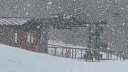 Italia tra sole e piogge, ma nel weekend torna il freddo: neve sulle Alpi e temperature in calo