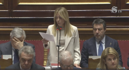 Meloni attacca i giudici sui migranti: &ldquo;Decisioni senza buonsenso&rdquo;. Il centrodestra si alza in piedi in Senato (VIDEO)