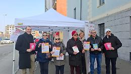 Chivasso, volantinaggio per il "no" davanti alla stazione interrotto dalla polizia. E' zona rossa!