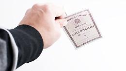 Scatta la "corsa dei mille" per la carta d&rsquo;identit&agrave; elettronica: ufficio anagrafe sotto pressione, polemica in Comune