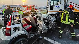 Schianto all&rsquo;alba tra auto e mezzo spazzatrice: morto un uomo di 55 anni