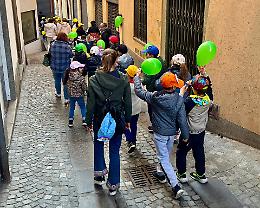 Un miglio per la pace tra le vie di Lanzo: centinaia di studenti in cammino