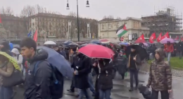 Bandiera di Israele bruciata in piazza Castello al termine del corteo pro Palestina
