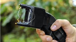 Studente porta un taser a scuola e colpisce i compagni: paura a San Benigno Canavese