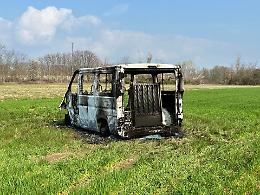 Furgone per disabili cannibalizzato e dato alle fiamme: shock a Rivalta di Torino