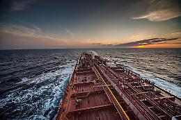 Stretto di Hormuz quasi fermo: petrolio sopra i 100 dollari e rischio rincari su benzina e bollette