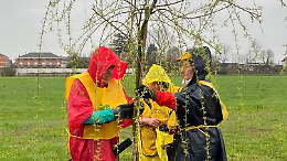 Volpiano, piantato un salice dedicato a Ebru Timtik: la prima Festa dell&rsquo;Albero sotto la pioggia