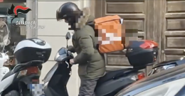 Rider pagati meno di 3 euro a consegna: inchiesta choc sul &ldquo;caporalato digitale&rdquo;
