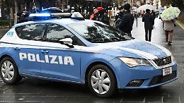 Seduto oltre la ringhiera del ponte, pronto a gettarsi: salvato dalla polizia a Torino