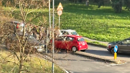 Prende male la rotonda e finisce fuori strada: incidente in via Aosta a San Mauro Torinese
