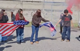 Guerra in Iran, studenti bruciano bandiere Usa e Israele al liceo Einstein di Torino