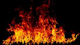 Incendio nella notte nel Canavese: tetto avvolto dalle fiamme