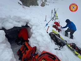Scialpinista ferito a 2800 metri, salvato dopo ore nella neve