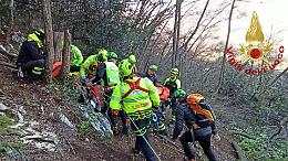 Novantenne scivola nei boschi, salvata al tramonto: paura per una coppia a Masera