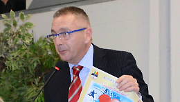 Stalli rosa che diventano gialli: sono i nuovi parcheggi riservati