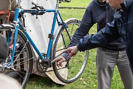 &ldquo;Pedali Sociali&rdquo;, Torino punta sulla bici nei quartieri popolari: oltre 350 nuovi posti e corsi gratuiti
