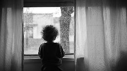 Bimbo muore soffocato in casa mentre la madre partorisce: tragedia a Torino