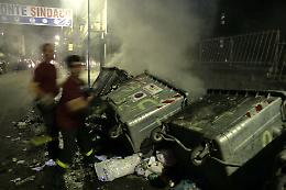Notte di fuoco: cinque cassonetti distrutti, danneggiate due auto