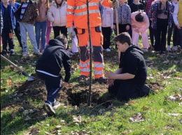 Valperga pianta il futuro: tre nuovi alberi nel giardino della scuola