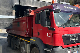 Assalto nella notte: rubano un camion dalla cava e lo usano come ariete per svaligiare un negozio di bici