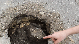 Buche e rattoppi: a Leini il maltempo riaccende il caso strade