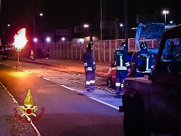 Fiamme e paura a Torino: auto a gpl prende fuoco, scatta l&rsquo;intervento speciale