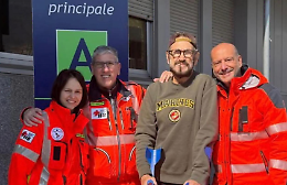 Rocco Schiavone (Marco Giallini) lascia l&rsquo;ospedale dopo l&rsquo;incidente ad Aosta: operato al Parini, &egrave; gi&agrave; in piedi con le stampelle
